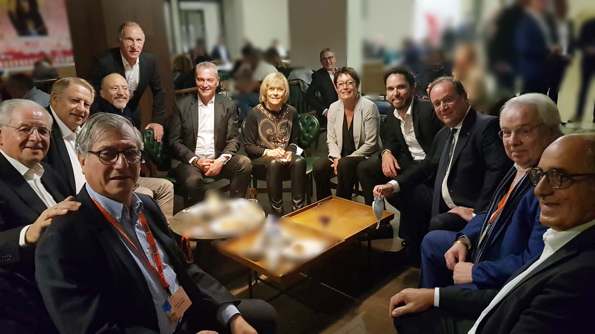 François Hollande et les professionnels du tourisme trinquent... comme d'habitude ? /crédit CE François Hollande et les professionnels du tourisme trinquent... comme d'habitude ? /crédit CE