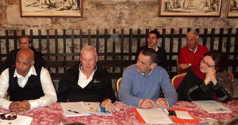 Bruno James Directeur du CRT PACA (en bleu), entouré des représentants des stations de montagne des Alpes du Sud - CE