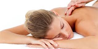 De plus en plus en vogue, le massage aux fleurs de Bach a notamment des effets anti-anxiogènes et relaxants. ©DR.