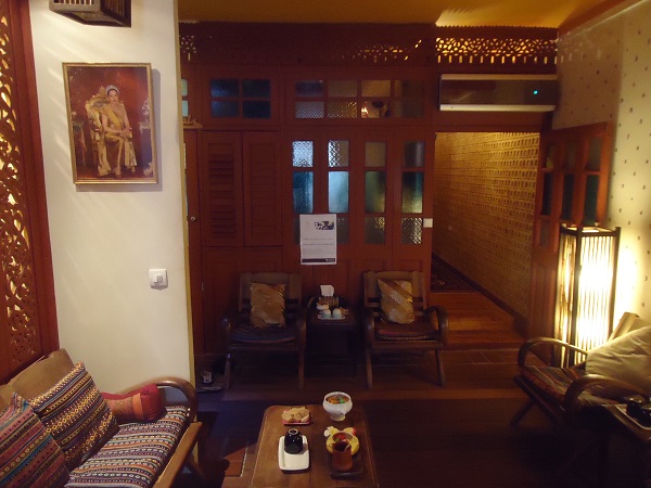 L'appartement a été transformé en maison traditionnelle du nord de la Thaïlande, tout de teck sculpté. ©DR