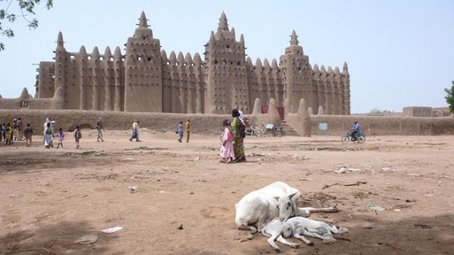 La grande mosquée de Djenné, le plus grand édifice du monde en terre crue située dans le nord du pays en zone rouge. Impossible pour les touristes de la visiter. DR