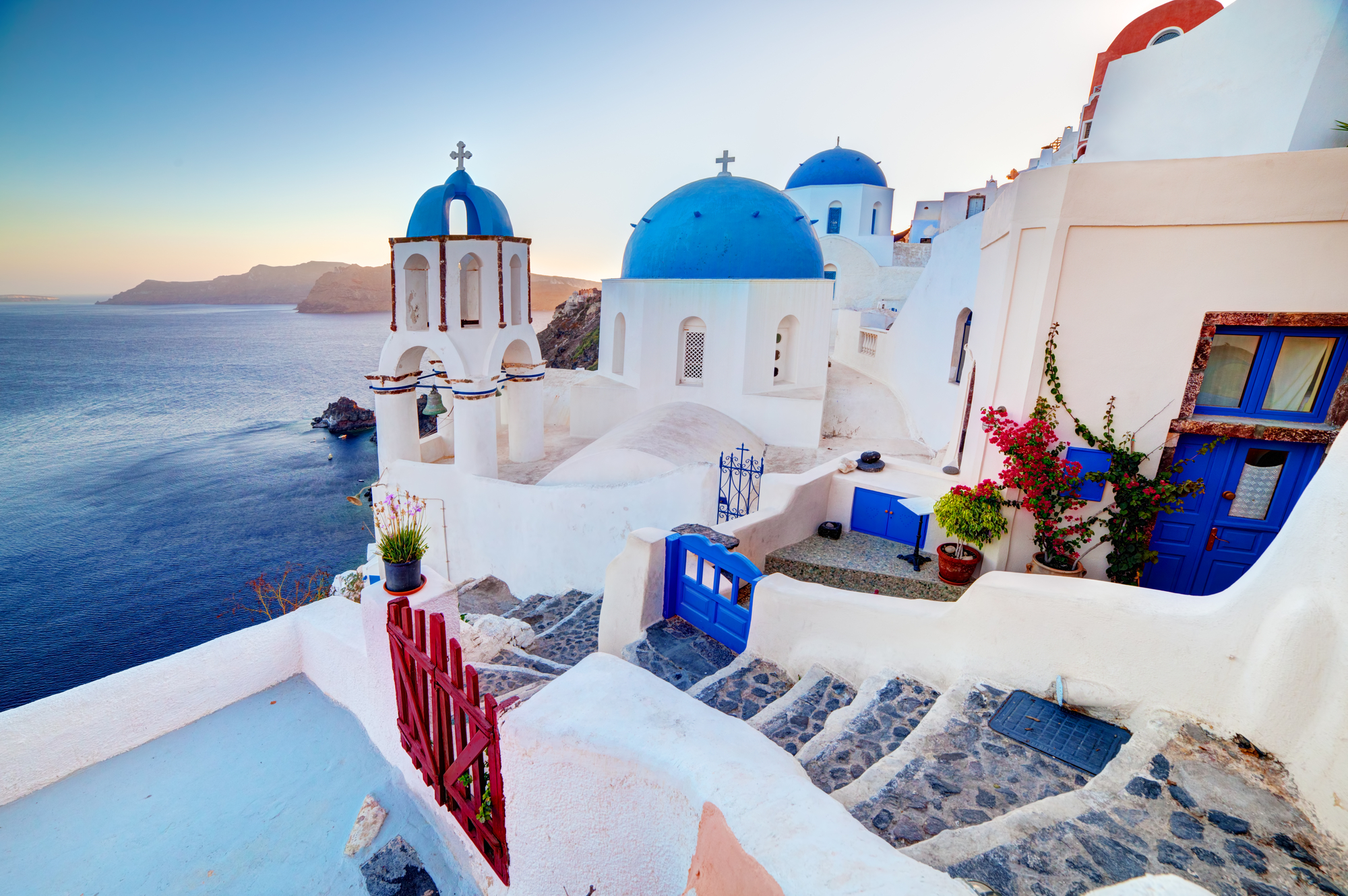 Les brochures « Grèce et ses îles » et « Clubs 2022 » d’Héliades sont désormais disponibles en ligne et le seront en agence d’ici quelques jours. Villa d'Oia sur Santorin - DR