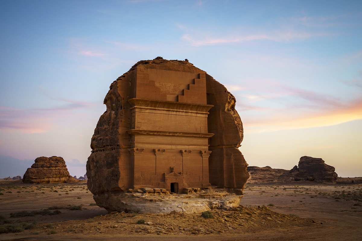 AlUla : Hégra, ville située sur la piste caravanière reliant Pétra au Hedjaz où les nabatéens qui avaient construit Pétra, en Jordanie  bâtirent de nombreux tombeaux rupestres monumentaux entre le IIe siècle avant et le Ier siècle après Jésus-Christ - Photo Zoe Shurgold