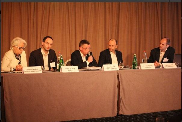 La première table ronde organisée par CCMBenchmark était animée par Vente-privée, Lastminute, Odigeo, HotelsCombined, Lastminute et Fabrice Deblock de CCM Benchmark.  ©CCM Benchmark-twitter