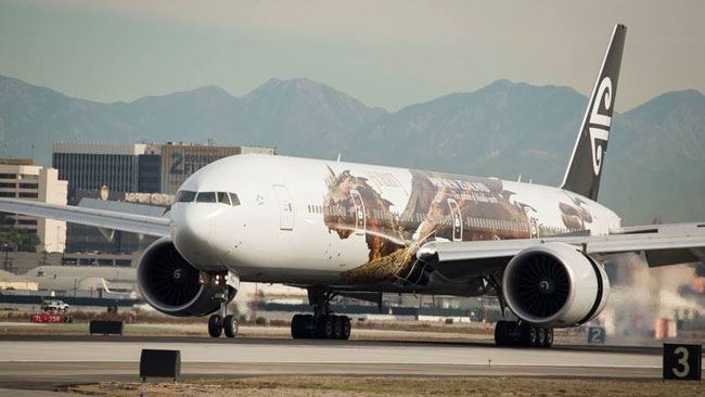 La compagnie a dévoilé un B777-300 décoré du dragon Smaug le Doré, personnage de la trilogie de Peter Jackson. DR