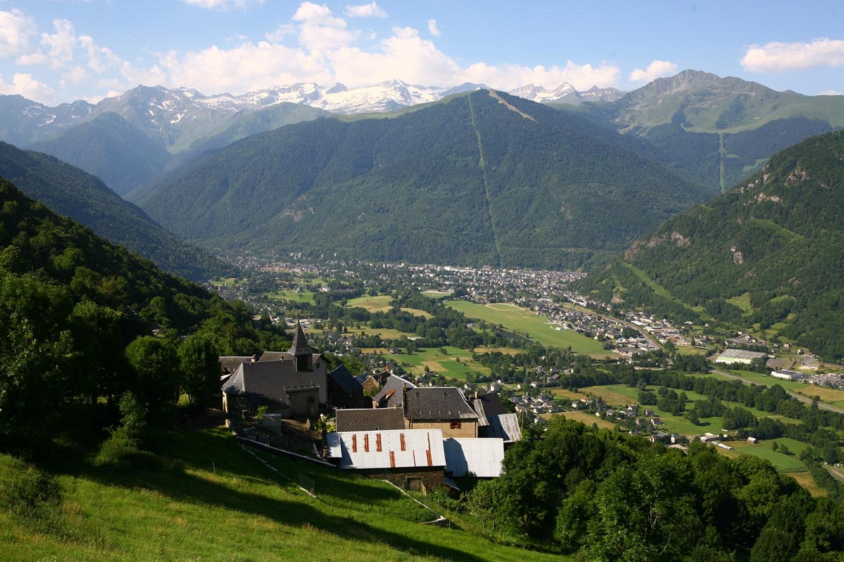 Les maires des stations classées portent le lourd fardeau du développement touristique national. Ici, Bagnères-de-Luchon, au cœur des Pyrénées - DR : ANETT