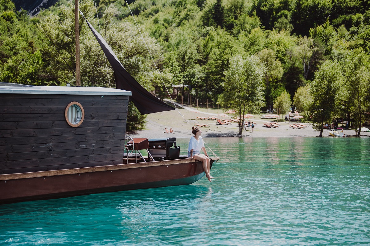 Les Toues Cabanées du Lac installées sur le lac de Serre-Ponçon dans les Hautes Alpes sont un succès de Sunêlia - Crédit photo Sunêlia Les Toues Cabanées du Lac installées sur le lac de Serre-Ponçon dans les Hautes Alpes sont un succès de Sunêlia - Crédit photo Sunêlia