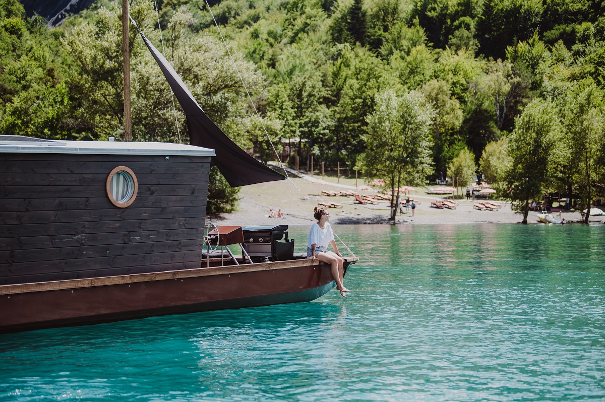 Les Toues Cabanées du Lac installées sur le lac de Serre-Ponçon dans les Hautes Alpes sont un succès de Sunêlia - Crédit photo Sunêlia