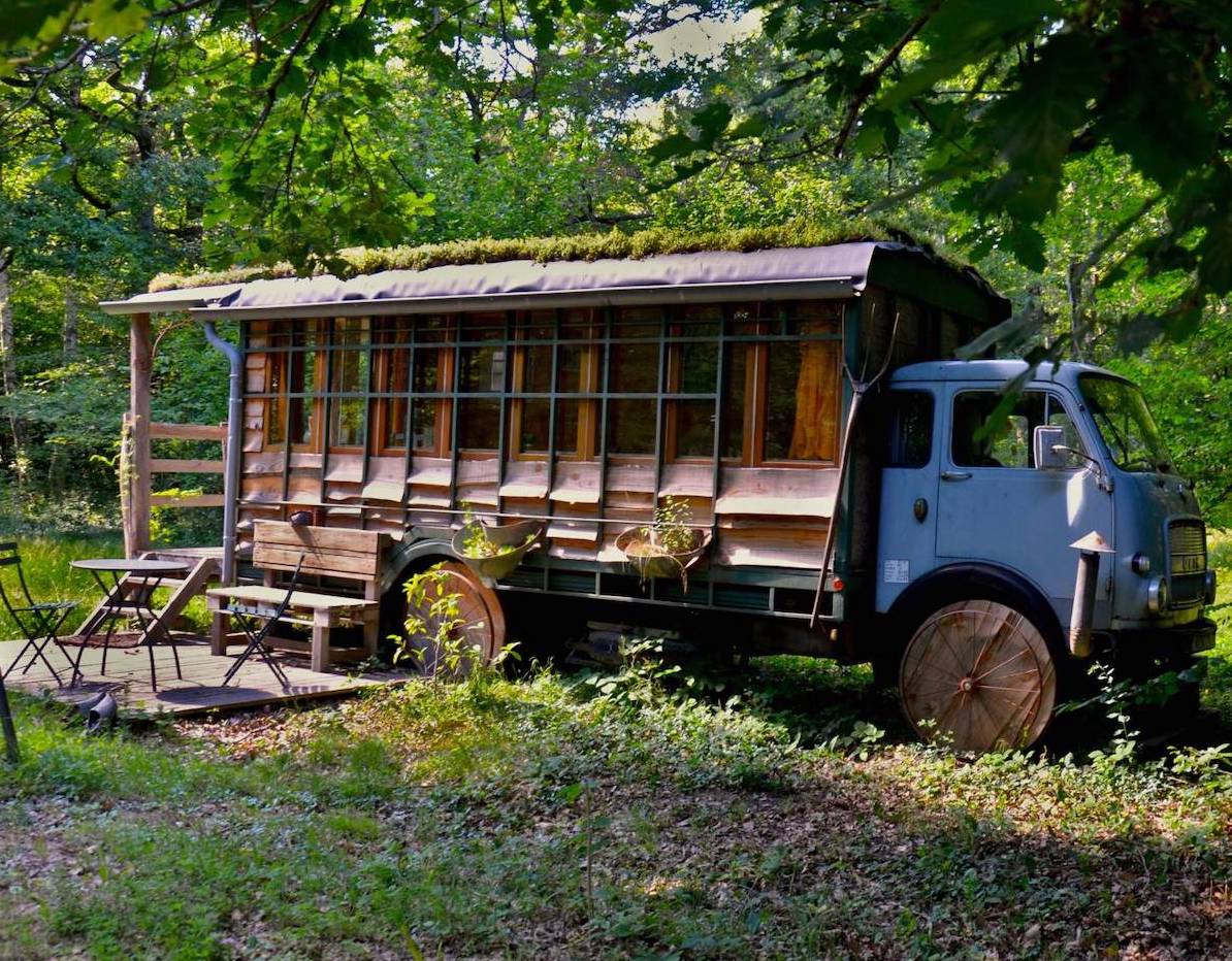 Construction ou récupération pour proposer une expérience originale dans les bois (©Home des Bois)