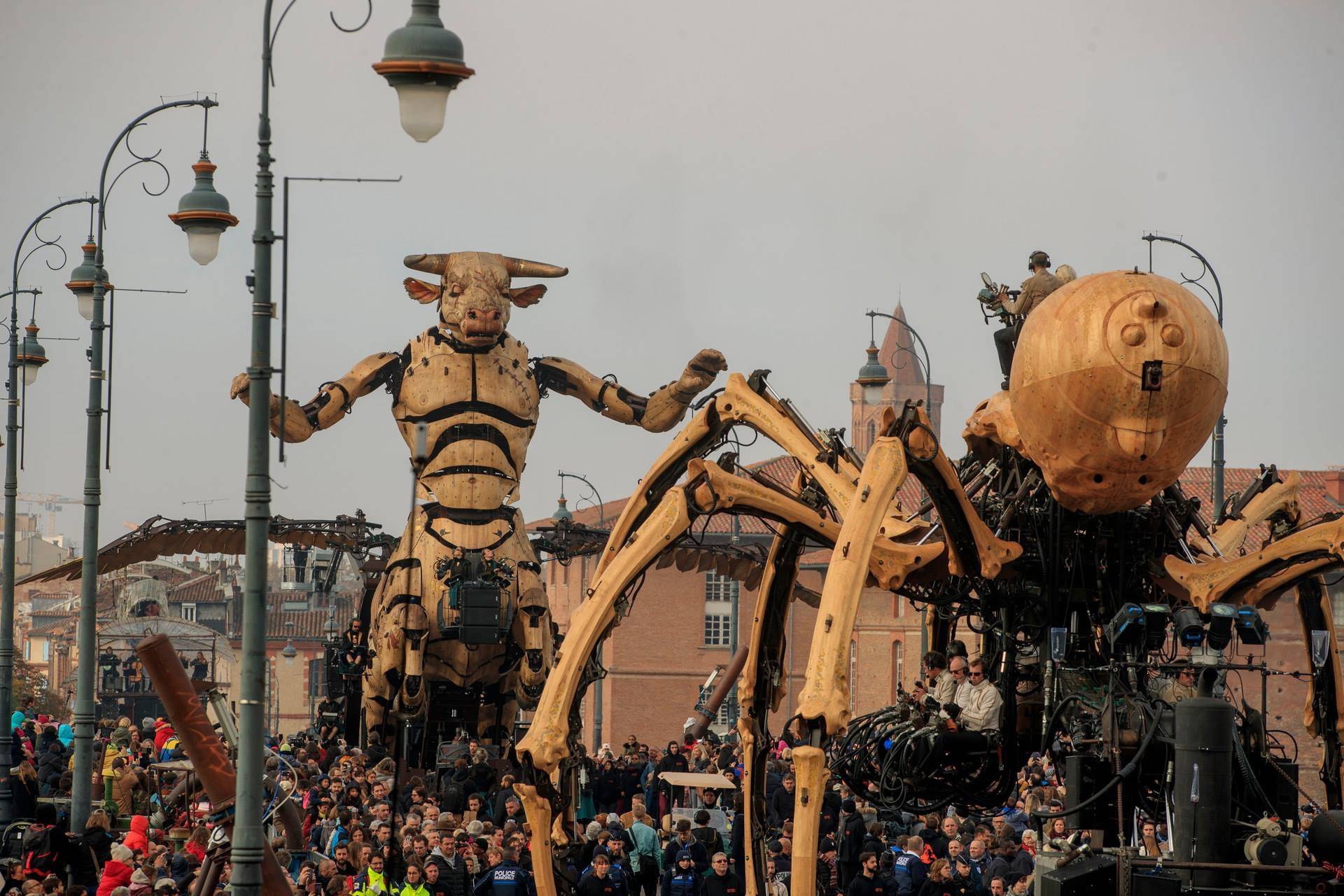 Asterion et Ariane arpentent les rues de la métropole(© Halle de la Machine)