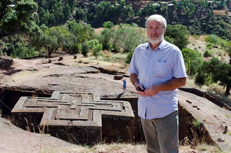 Jacques Klein en Ethiopie, devant les églises excavées de Lalibela, pour le circuit : Panorama de l’Ethiopie - DR : Jonathan Klein