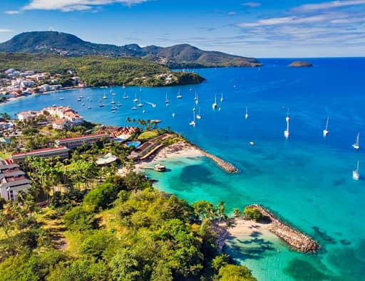 Le nouveau B&B HOTEL Fort-de-France dispose d'une piscine, une salle de sport et un bar lounge - DR : B&B HOTELS