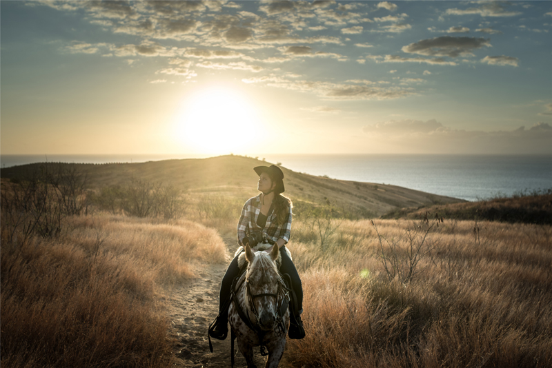 Équitation sur la savane au coucher de soleil - ©IRT - Miles and love
