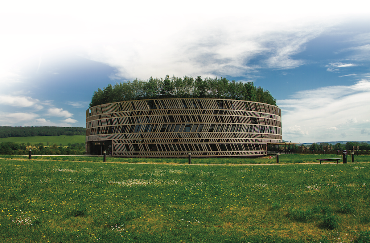 Le bâtiment circulaire qui surgit de la plaine bourguignonne où s’est déroulée la célèbre bataille d'Alésia est une œuvre originale de Bernard Tschumi - DR