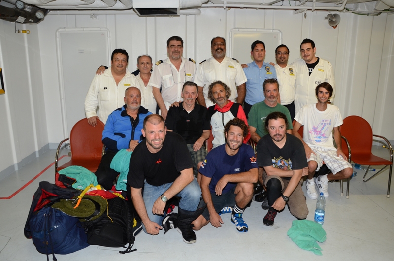 Les membres d'équipage du "Buccanier" (6 Espagnols , un Argentin et un Belge) ont été secourus et transportés à bord du Costa Deliziosa - DR Les membres d'équipage du "Buccanier" (6 Espagnols , un Argentin et un Belge) ont été secourus et transportés à bord du Costa Deliziosa - DR