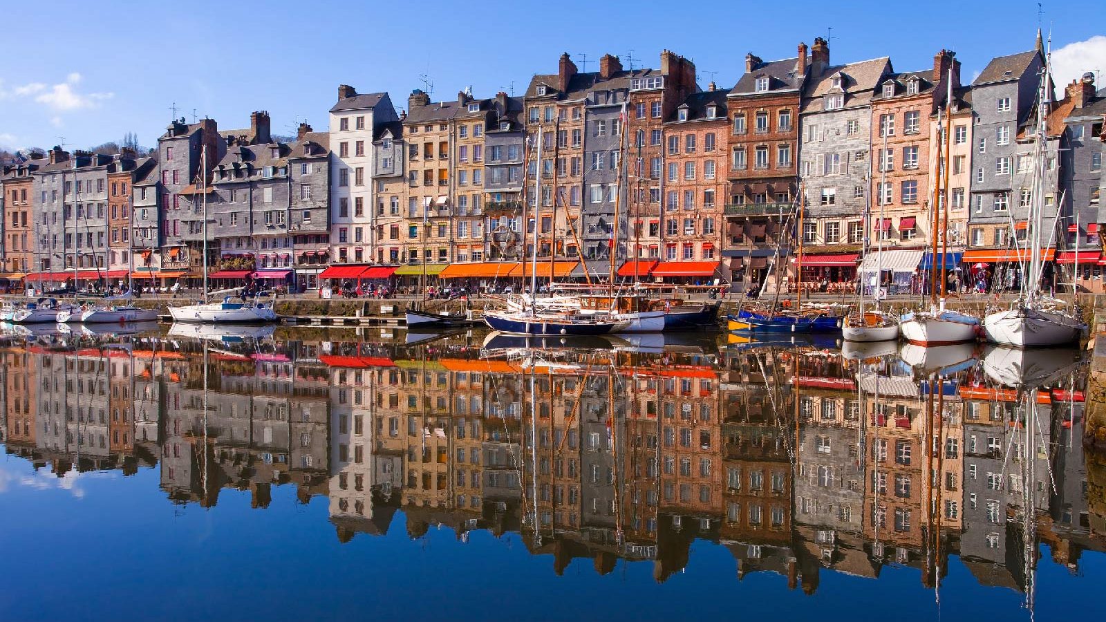 Le bassin du vieux port de Honfleur ©-aterrom-Fotolia.com