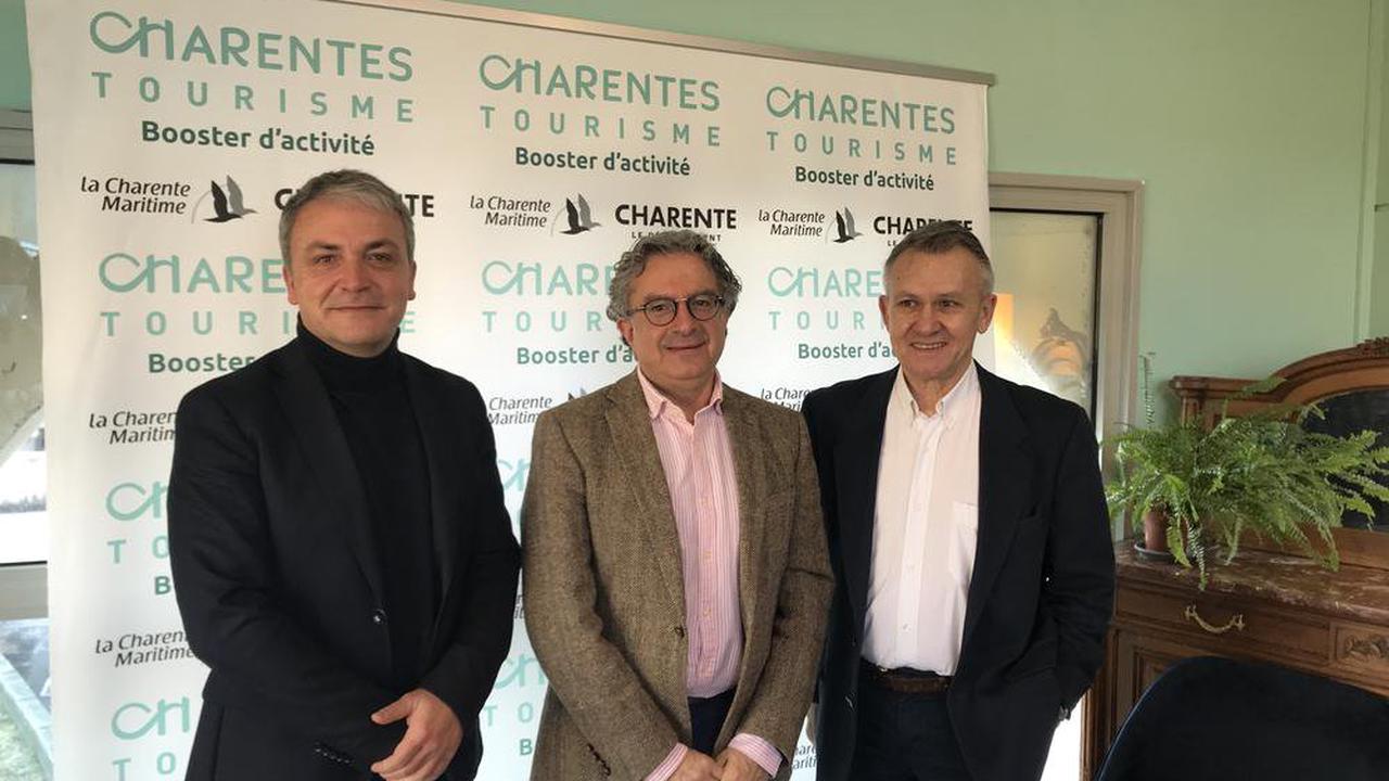 Olivier Amblard, directeur général de Charentes Tourisme avec Patrick Mardikian, le président délégué et Charles Audouin, maire d’Aubeterre.