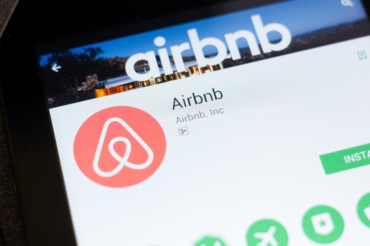 Airbnb, abritel and Co : Faut-il aller jusqu’à les interdire purement et simplement, ou alors une régulation différente doit-elle être mise en place ? -  Depositphotos.com Auteur sharafmaksumov