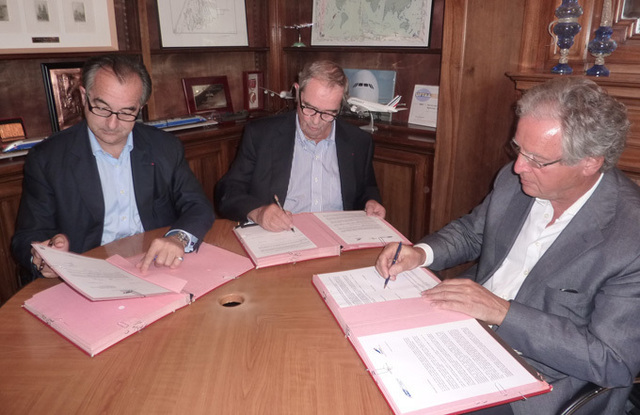 Lionel Guérin, Président de la FNAM, Georges Colson, Président du SNAV, René-Marc Chikli, Président du Ceto ont signé la charte de médiation le 18 juillet 2011 - DR
