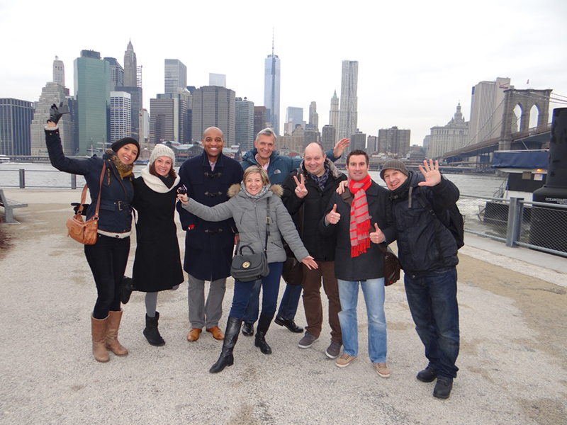 Devant la skyline de Manhattan, de gauche à droite : Audrey Chevret (Marco & Vasco), Chrystèle Cazin (NYC & Company France), Réginald Charlot (NYC & Company), Charline Lambert (Kuoni), Christophe Boniface (Aventuria), Gilles Ruquier (American Airlines), Charles Julien (JetSet voyages), David Chaumeil (Maison des Etats-Unis). DR - NYC & Company