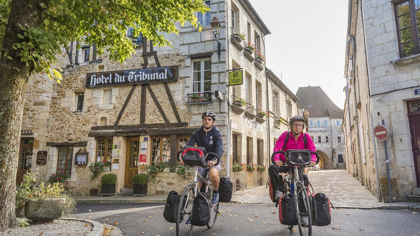 Traversée de Mortagne au Perche (©Veloscénie Emile Darrault)