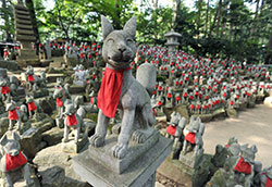 Fox statues, Toyokawa Inari © Jiji Press