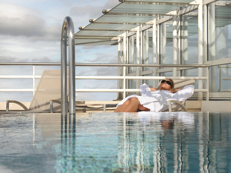 Solarium près de la piscine - DR : Vichy Spa Hôtel