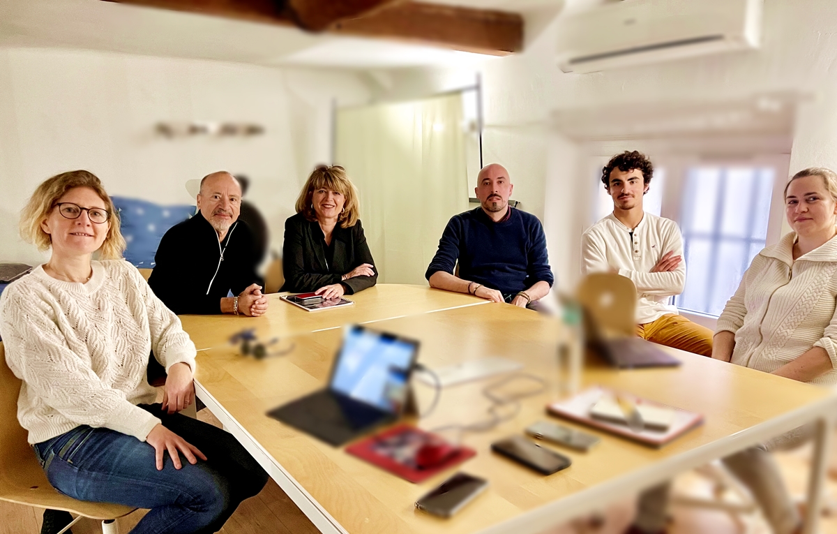 Michelle Kunegel face à la Rédaction avec de gauche à droite : Céline Eymery, rédactrice en chef, Jean da Luz directeur de la Rédaction, Romain Pommier, journaliste, Tom Villeneuve, stagiaire et Anaïs Borios, journaliste - DR : Clara Mouraud