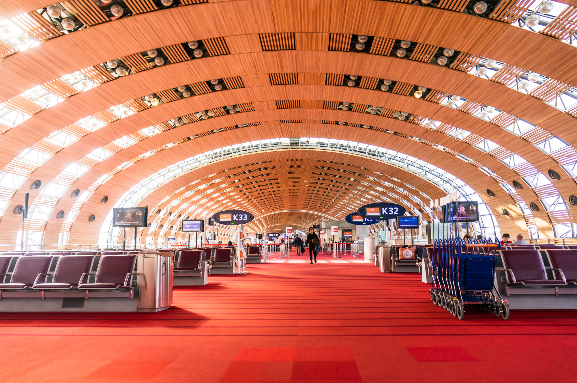 L'aéroport de Paris CDG, à cause des restrictions de voyages sur long-courrier, est l'aéroport français qui a le plus souffert en 2021 - DR : Depositphotos.com, gilmanshin