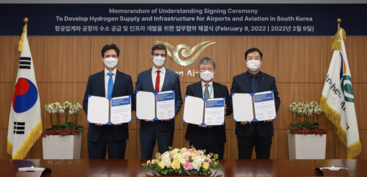 De gauche à droite lors de la signature du protocole d'accord : Guillaume Cottet, Fabrice Espinosa, Hyoung-Wook Jeon, et Soo Keun Lee - Crédit photo Korean Air