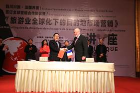 Signature de l’accord pour la création de la marque Interface Tourism China by STG; M. Wang HuaiLin, Vice Président du Sichuan Tourism Group et M. Gaël De la Porte du Theil, Président d’Interface Tourism - Photo DR