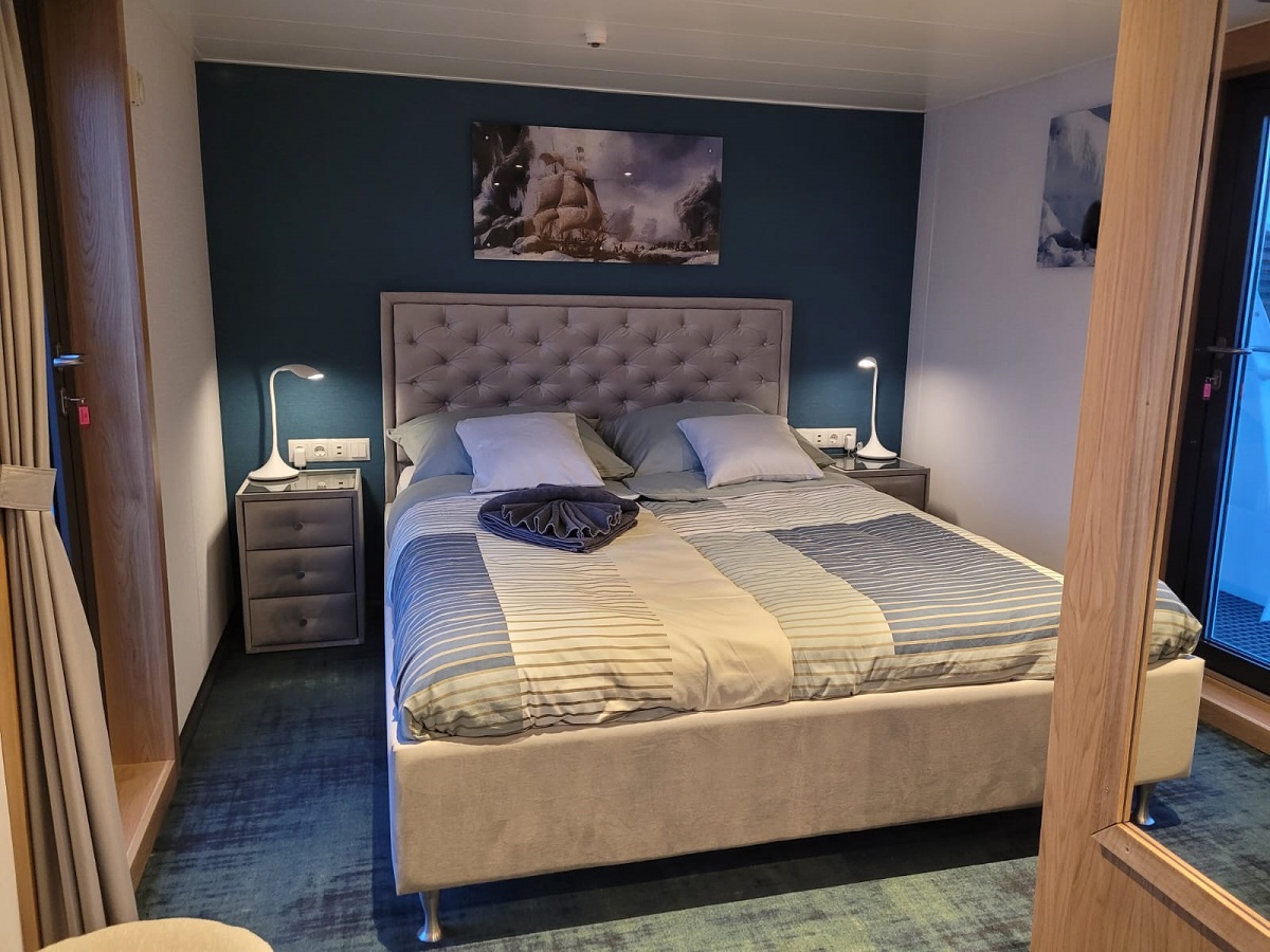 Le navire comprend 4 suites avec balcons à la française - DR : A.B. Le navire comprend 4 suites avec balcons à la française - DR : A.B.