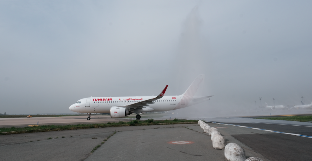 Le "water salute" de l'A320neo de Tunisair à Orly © Nicolas Nédellec Le "water salute" de l'A320neo de Tunisair à Orly © Nicolas Nédellec