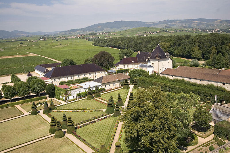 Le Château de Pizay comprend 62 chambres, suites et appartements avec vue sur les jardins, les dépendances et le vignoble - DR : Château de Pizay