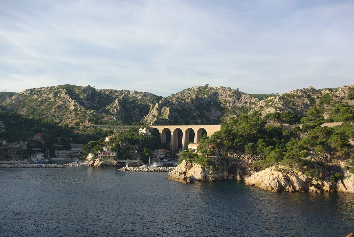 En deux jours de randonnée, le grand sentier de la Côte Bleue dévoile une vie de cabanoniers authentique, le charme de Sausset-les-Pins et de Carry-le Rouet et un décor calcaire insolent - DR : J.-F.R.