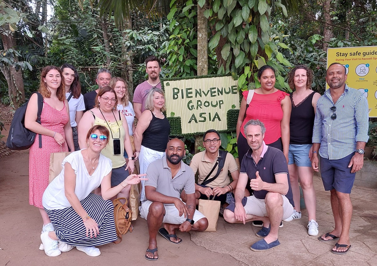 Guillaume Linton (Asia) en compagnie d'agents de voyages au Sri Lanka - DR