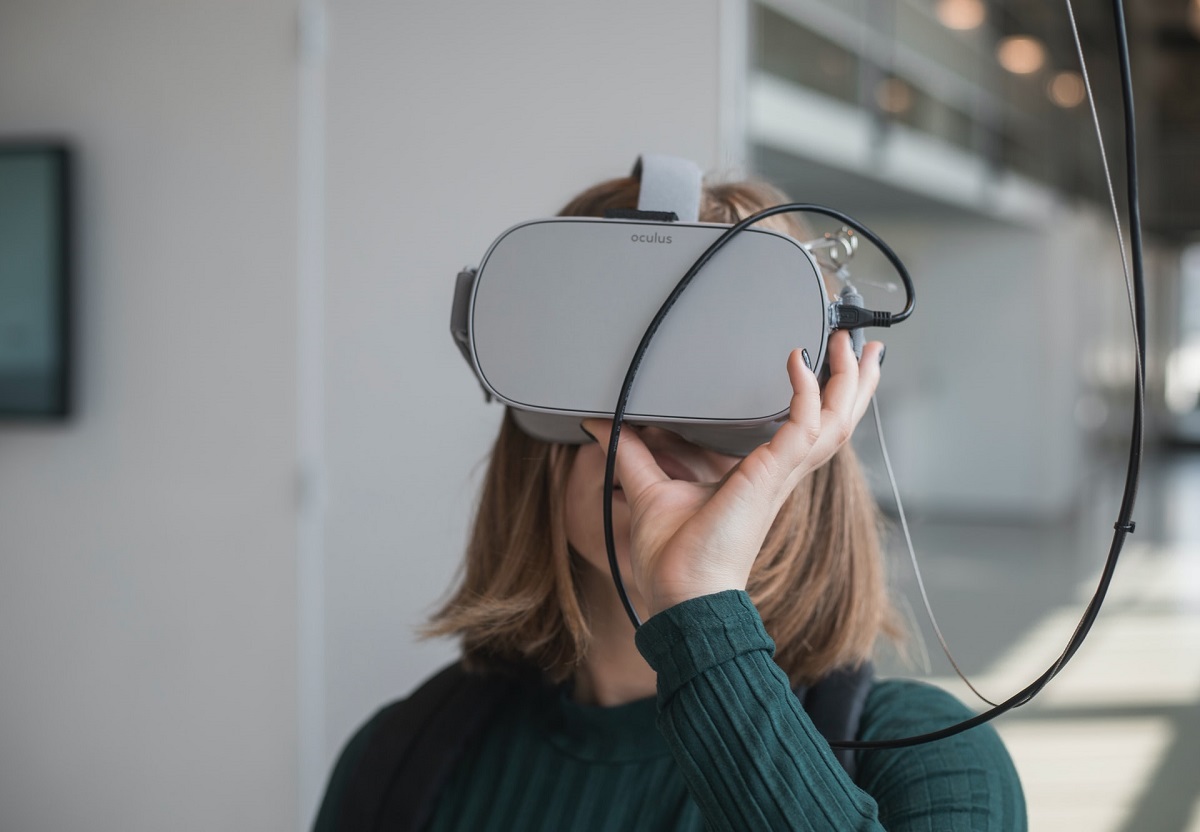 En plus de faciliter le processus de formation dans le contexte de rareté de main-d’œuvre, la réalité virtuelle contribue à une meilleure rétention de l’information pour les employés et garantie des économies de coût - DR : Maxim Hopman, Unsplash