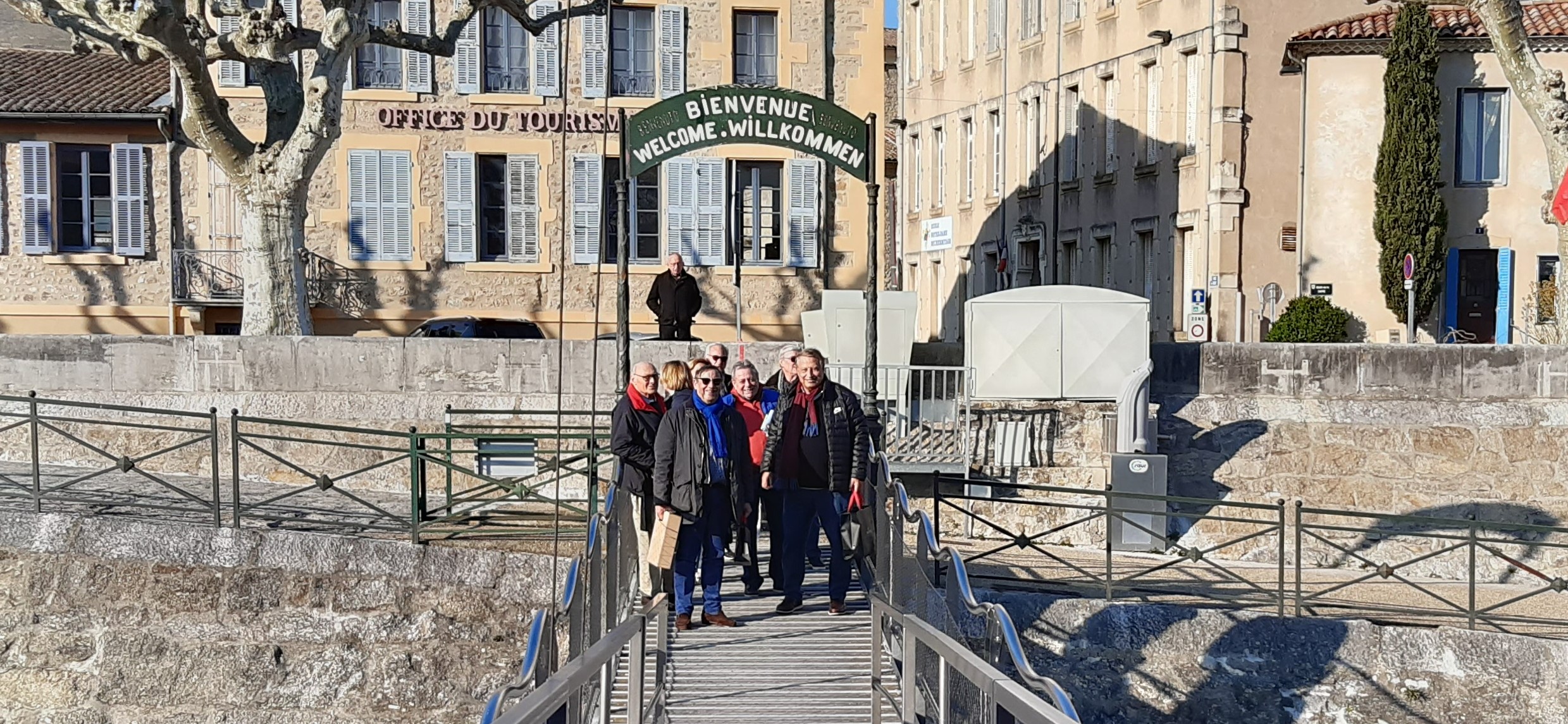 Retour de quelques seniors  à bord du Rhône Princess au retour de l’excursion dans le Vercors. On peut  reconnaître  Muntaz Teker, Gérard Maître, Christian Nicaud, Rémy Arca, Alain Moreau… qui furent et demeurent quelques-unes des fortes  personnalités dans les métiers du tourisme.