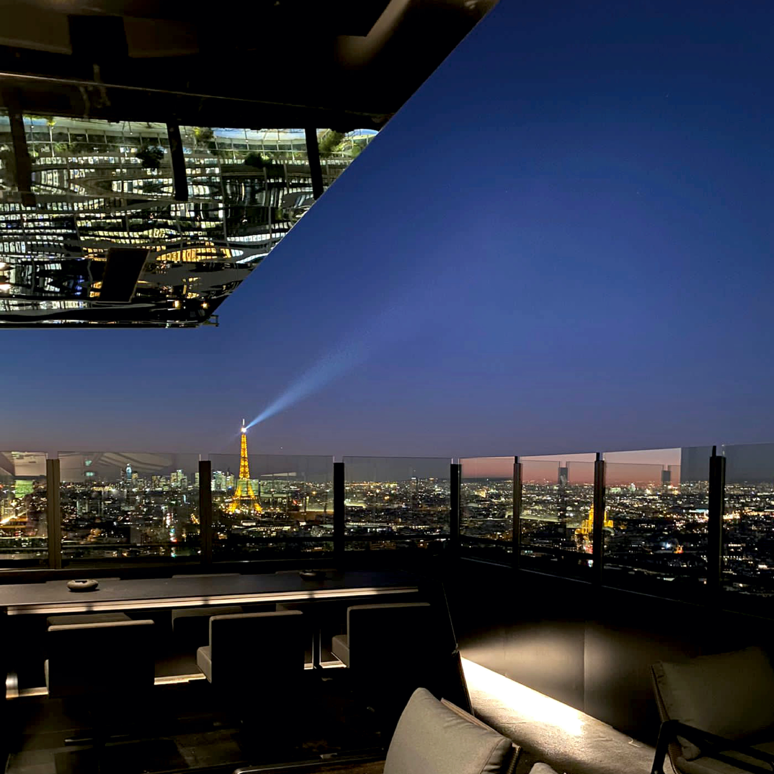 Le Sky Bar, le roof top le plus haut de Paris (©Arnaud Lagache)