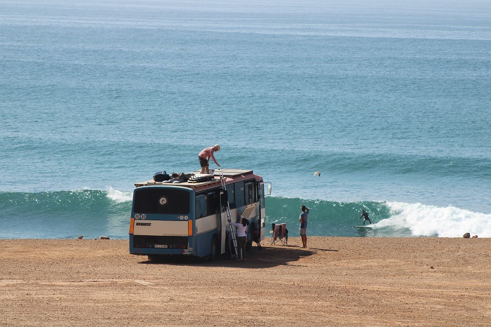 Une auberge ambulante pour surfers itinérants (©Commodore Hostel)
