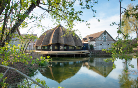 Le restaurant ouvre sur une pièce d'eau (©Chaumont)