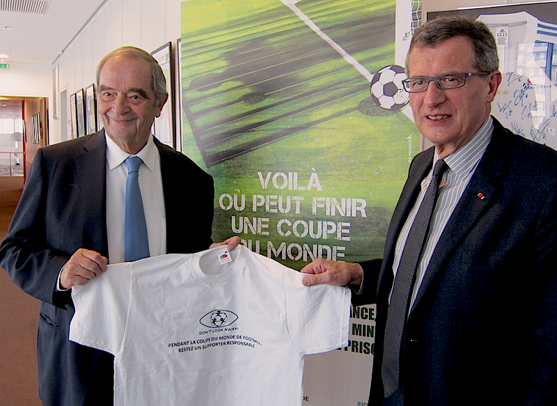 Georges Colson le président du SNAV et Jean-Cyril Spinetta d'Air France s'engagent contre la prostitution des enfants durant la coupe du monde. DR