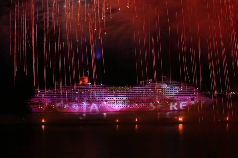 (cliquer pour agrandir) La Sérénade Méditerranéenne en rade de Marseille a nécessité 70 projecteurs lumière et 2.500 fusées pyrotechniques qui ont illuminé la nuit marseillaise