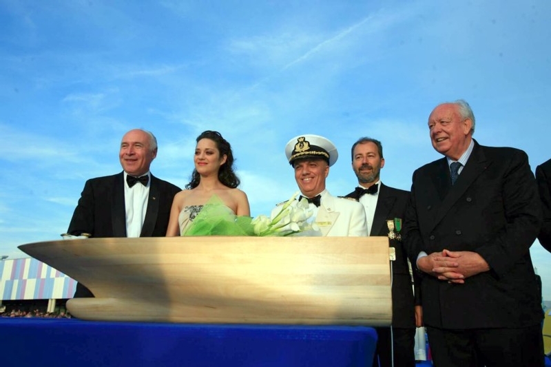 (cliquer pour agrandir) - A dte Pier Luigi Foschi, PDG en compagnie de Marion Cotillard, du Commandant et de J.-C. Gaudin, sénateur-maire de Marseille