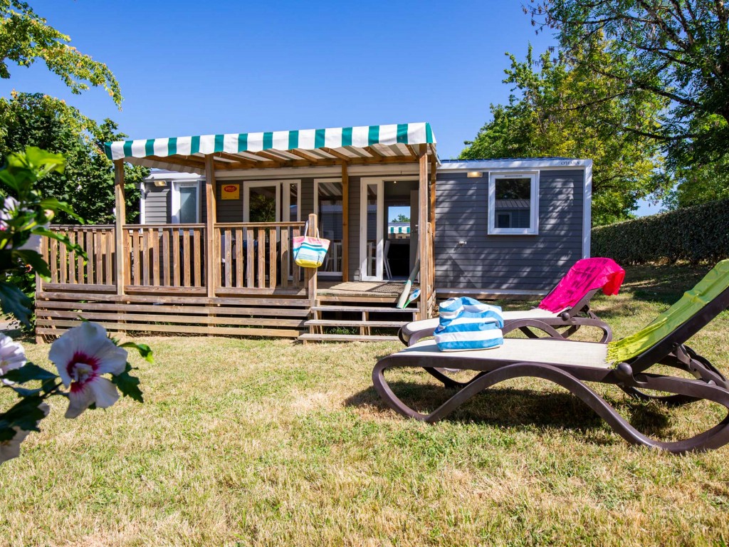 Un cottage dans le parc du Château de Fontrives (©Camping Fontrives)