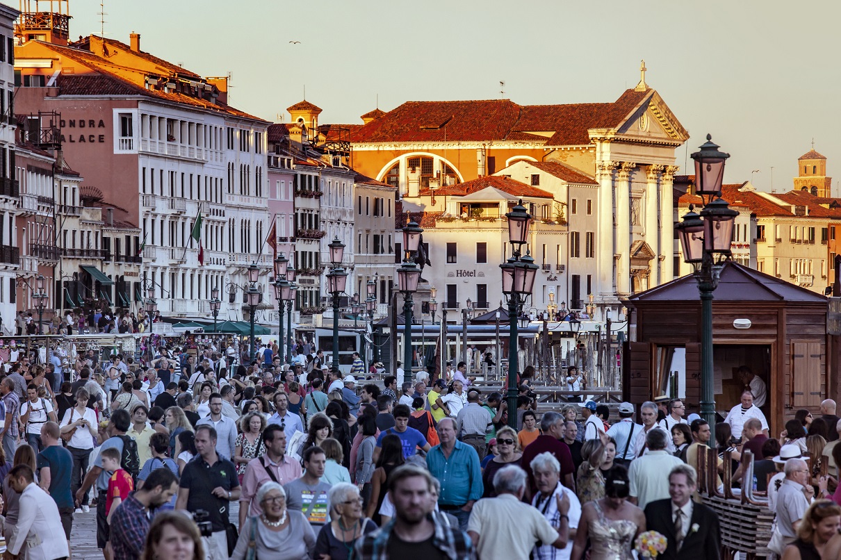 Tourisme à Venise : selon les estimations, ce week-end de 3 jours a vu défiler chaque jour environ 120 000 visiteurs, dont 40 000 de proximité - Depositphotos.com Auteur mikdam