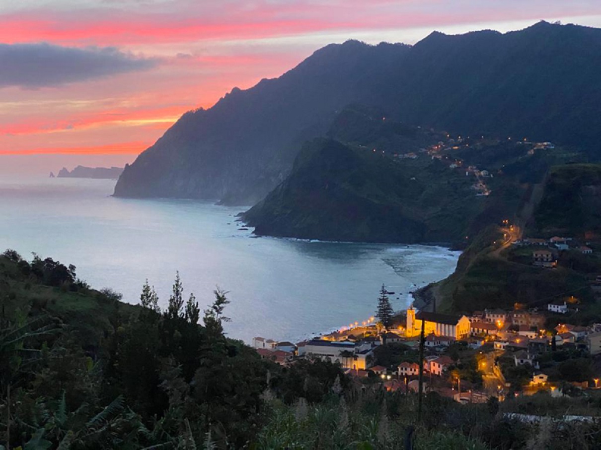 Vue de Porto da Cruz depuis la maison de Mathieu, un français vivant à Madère qui raconte son île à TV5 Monde... Et dans la newsletter  Voyages Responsables de TourMaG - ©matbohringer