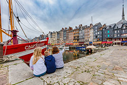 Balade famille à Honfleur © Sabina Lorkin