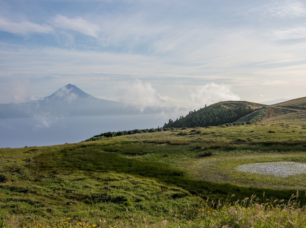 L'île de São Jorge (Açores) au Portugal n'est plus déconseillée, l'activité sismique décroit depuis queqlues jours - Depositphotos @shovag