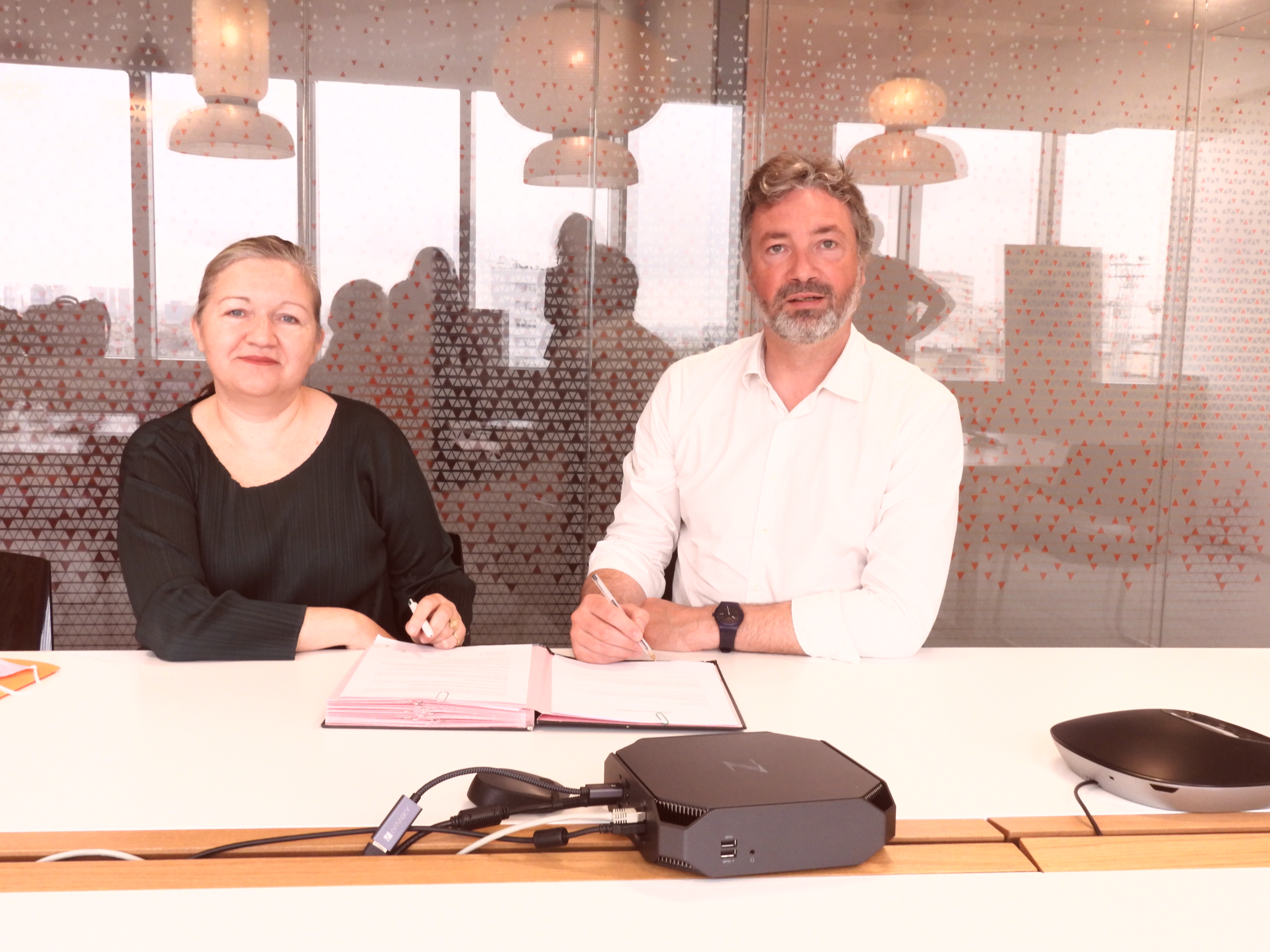 Signature de la Convention en présence de Caroline Leboucher - DG d'Atout France et Arnaud Leroy - président de l'Adème